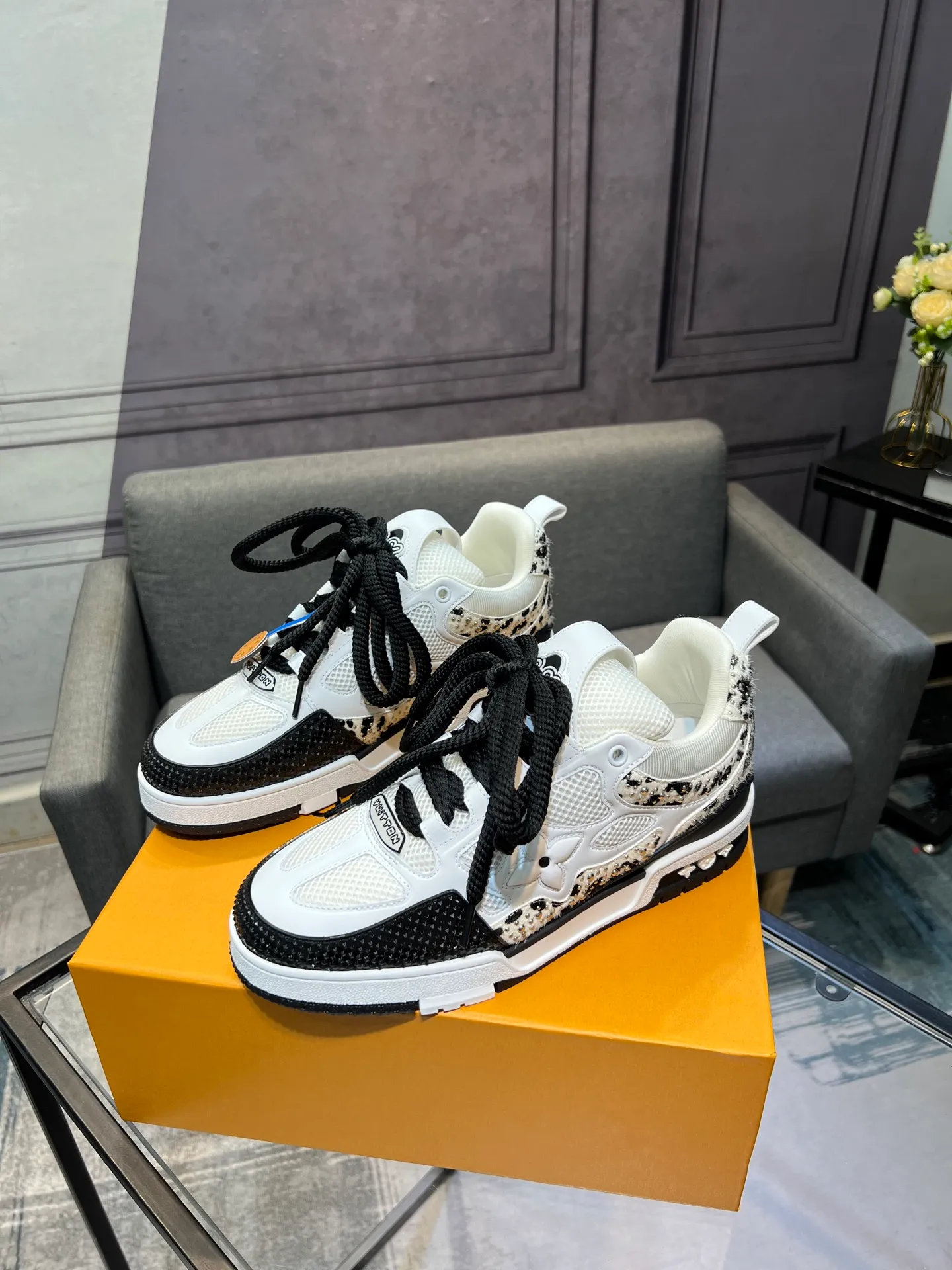 Men's men's shoes💰800 LV top version new style purchasing quality LV~Louis Vuitton LV TRAINER's best-looking sneakers, donkey brand strongly promotes new products, official website limited edition retro basketball sneakers! Both high-top and low-top models spent money to purchase 1:1 accurate reproductions of the originals. The details are invincible and full of sincerity. The imported custom-made original cowhide leather is the same as the original package. The details are 100% restored. The private model customizes the original one-piece TPU outsole. It is different from other brands. Without the original version, this effect cannot be achieved!                Men's and women's models 35-40 39-45 (46 is custom-made and cannot be returned or exchanged)